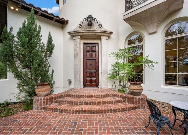 6-bedroom rental at 222 Farne Castle in Shavano Park, TX — photo 4