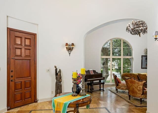 6-bedroom rental at 222 Farne Castle in Shavano Park, TX — photo 5