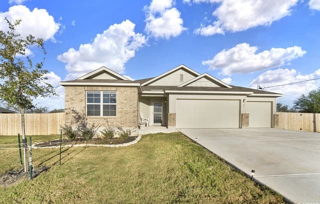 4-bedroom rental at 121 Cheyenne Dr in Floresville, TX — photo 1