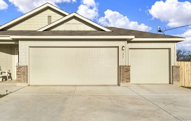 4-bedroom rental at 121 Cheyenne Dr in Floresville, TX — photo 5