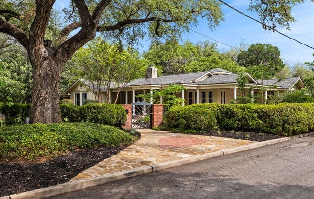3-bedroom rental at 140 W Fair Oaks Pl in San Antonio, TX — photo 2