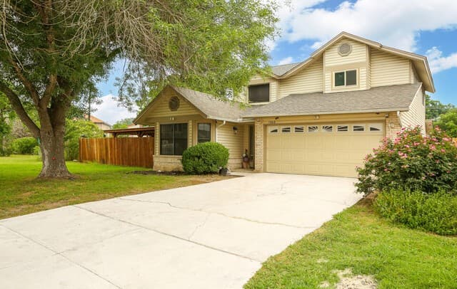 4-bedroom rental at 7068 Beech Trail Dr in San Antonio, TX — photo 1