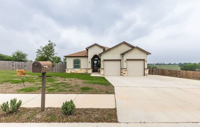 4-bedroom rental at 615 Abbott Rdg in St Hedwig, TX — photo 1