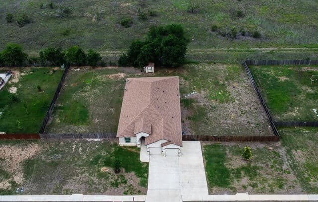4-bedroom rental at 615 Abbott Rdg in St Hedwig, TX — photo 2
