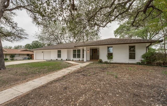 3-bedroom rental at 517 Balfour Dr in Windcrest, TX — photo 1