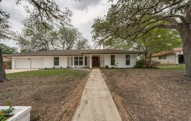 3-bedroom rental at 517 Balfour Dr in Windcrest, TX — photo 2
