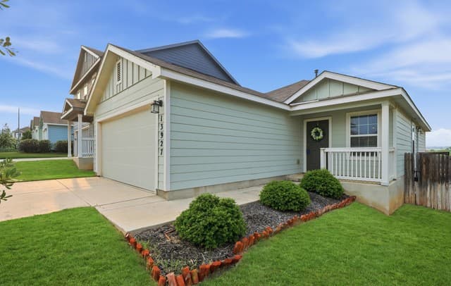 3-bedroom rental at 13927 Silos Meadows in San Antonio, TX — photo 1