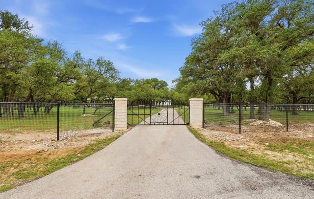 4-bedroom rental at 261 Fawn Ln in Spring Branch, TX — photo 4