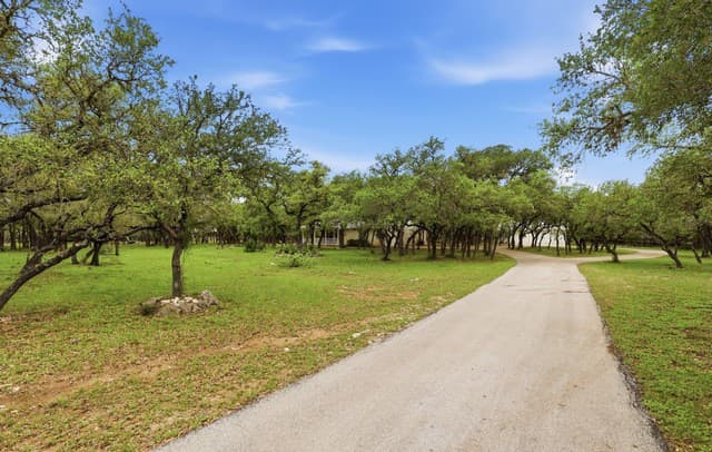 4-bedroom rental at 261 Fawn Ln in Spring Branch, TX — photo 5