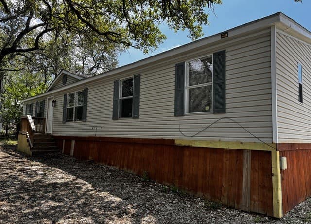 3-bedroom rental at 250 County Road 3826 in San Antonio, TX — photo 1