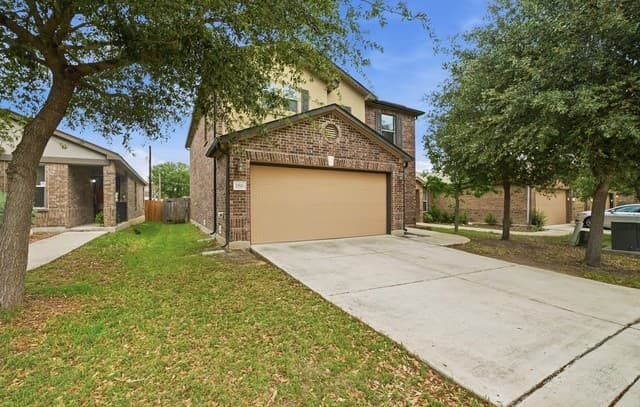 3-bedroom rental at 186 Granite Mist in Universal City, TX — photo 2