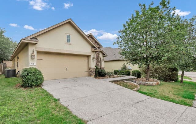 3-bedroom rental at 415 Tranquil Oak in San Antonio, TX — photo 4