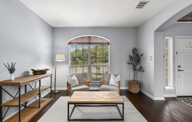 5-bedroom rental at 23554 Seven Winds in San Antonio, TX — photo 2