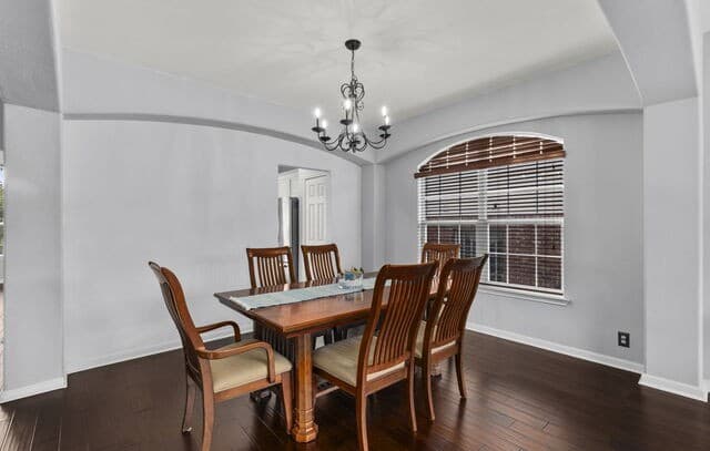5-bedroom rental at 23554 Seven Winds in San Antonio, TX — photo 4