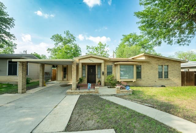 3-bedroom rental at 635 Edgebrook Ln in San Antonio, TX — photo 2