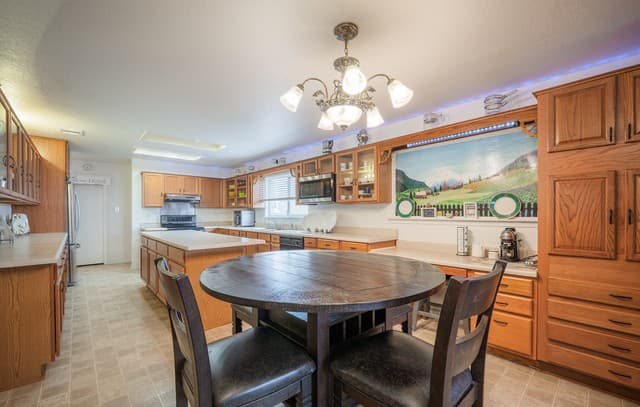 5-bedroom rental at 124 Springtree Grove in Cibolo, TX — photo 4