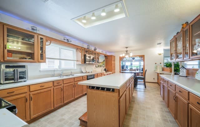 5-bedroom rental at 124 Springtree Grove in Cibolo, TX — photo 5