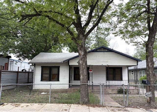 3-bedroom rental at 319 McKay in San Antonio, TX — photo 1