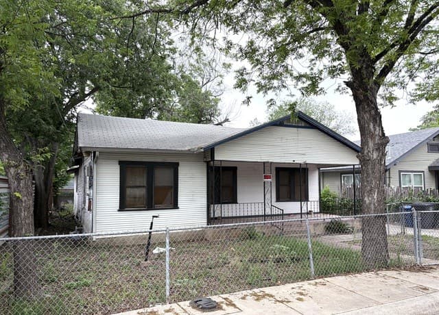 3-bedroom rental at 319 McKay in San Antonio, TX — photo 2