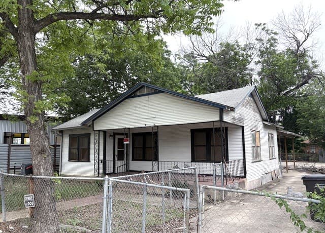 3-bedroom rental at 319 McKay in San Antonio, TX — photo 3