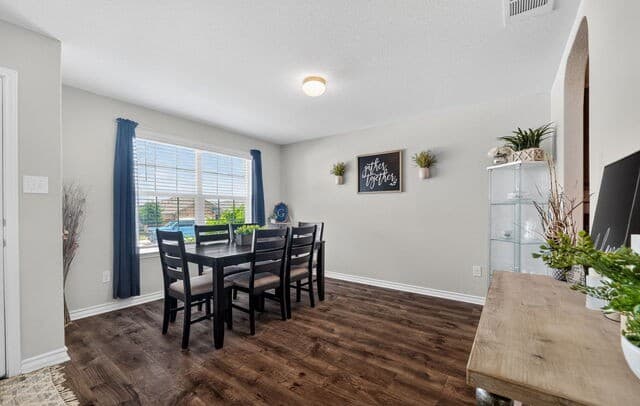 5-bedroom rental at 6527 Hoffman Pln in San Antonio, TX — photo 5