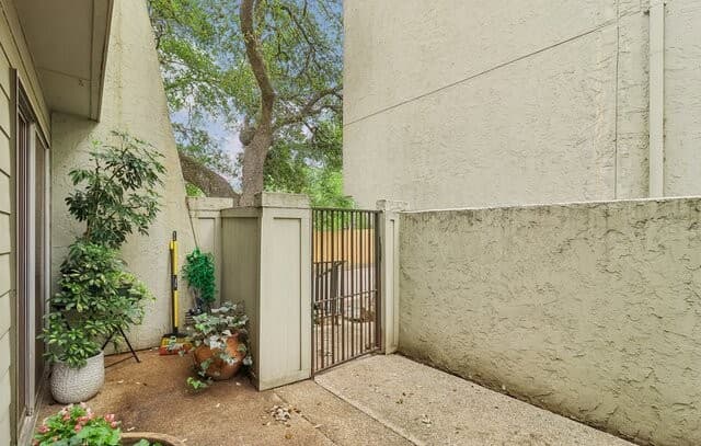 3-bedroom rental at 3102 Eisenhauer Rd Unit E34 in San Antonio, TX — photo 2
