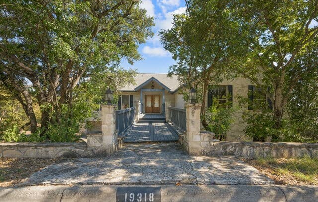 3-bedroom rental at 19318 Strauss in San Antonio, TX — photo 1