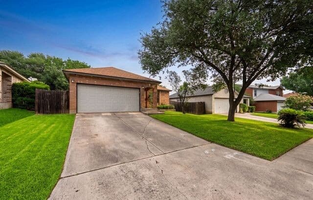 4-bedroom rental at 7058 Autumn Park in San Antonio, TX — photo 2