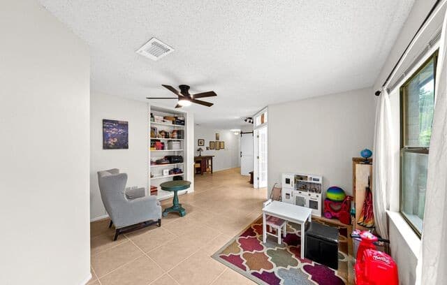 4-bedroom rental at 7058 Autumn Park in San Antonio, TX — photo 5