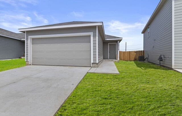 4-bedroom rental at 13039 Lake Fryer in St Hedwig, TX — photo 1