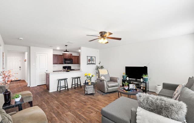 3-bedroom rental at 8231 Blue Canal in San Antonio, TX — photo 2