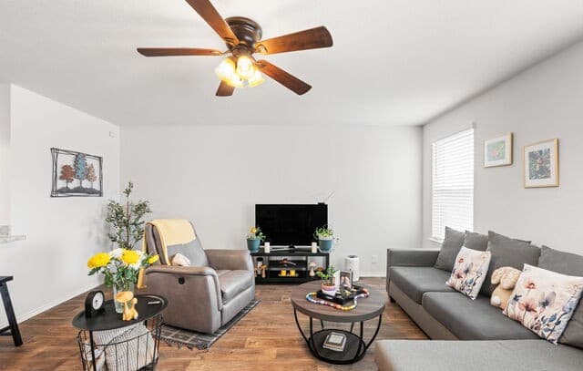 3-bedroom rental at 8231 Blue Canal in San Antonio, TX — photo 3