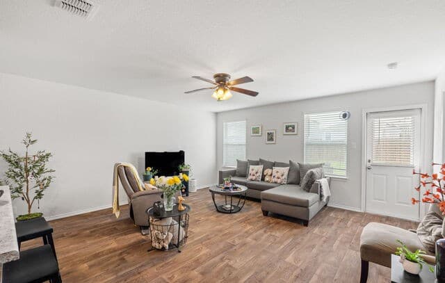 3-bedroom rental at 8231 Blue Canal in San Antonio, TX — photo 4