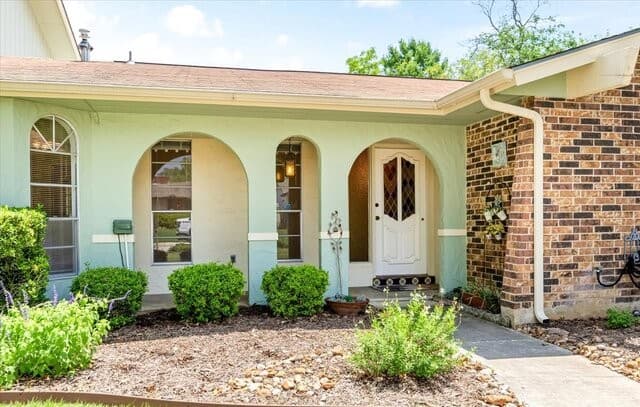 5-bedroom rental at 1722 Timber Oak St in San Antonio, TX — photo 2