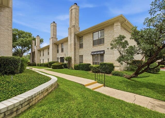 2-bedroom rental at 2611 Eisenhauer Road Unit 502 in San Antonio, TX — photo 2