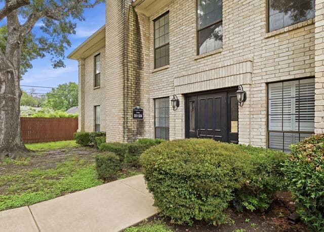 2-bedroom rental at 2611 Eisenhauer Road Unit 502 in San Antonio, TX — photo 3