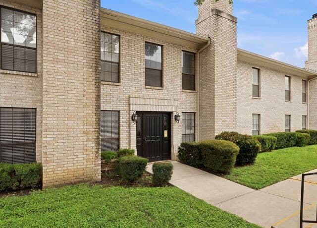 2-bedroom rental at 2611 Eisenhauer Road Unit 502 in San Antonio, TX — photo 4