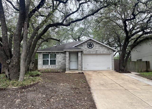 3-bedroom rental at 16131 Ike Ln in Selma, TX — photo 2