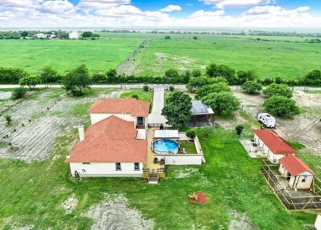 4-bedroom rental at 503 Private Road 5764 in LaCoste, TX — photo 2