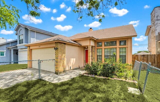 3-bedroom rental at 3162 Beacon Field in San Antonio, TX — photo 2