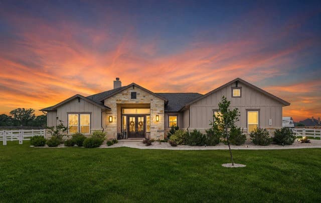 4-bedroom rental at 160 Pradera Ridge in Floresville, TX — photo 1