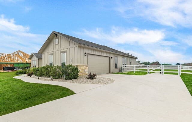4-bedroom rental at 160 Pradera Ridge in Floresville, TX — photo 4