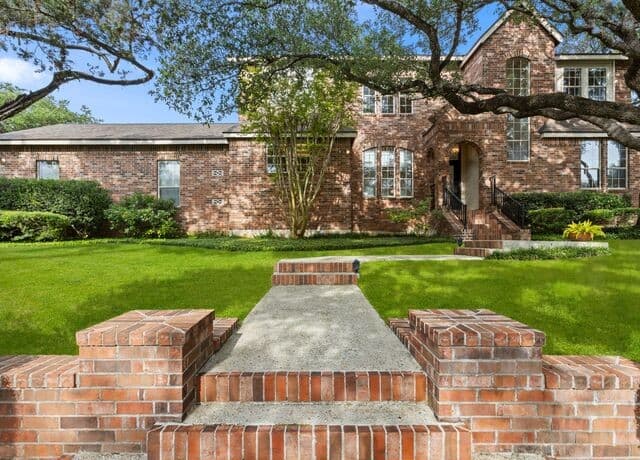 4-bedroom rental at 6 Inwood Manor in San Antonio, TX — photo 1