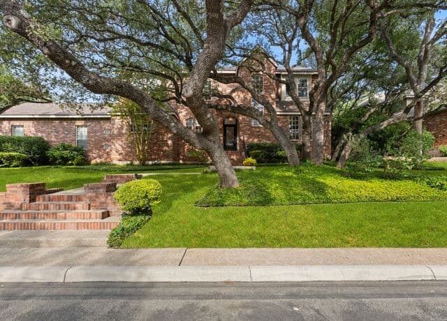 4-bedroom rental at 6 Inwood Manor in San Antonio, TX — photo 2
