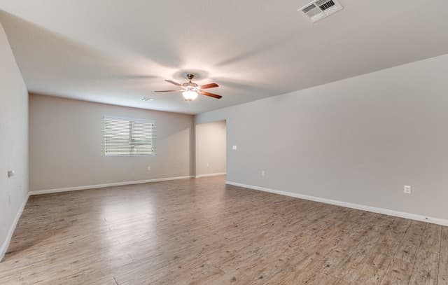 3-bedroom rental at 10302 Relic Oaks in San Antonio, TX — photo 4