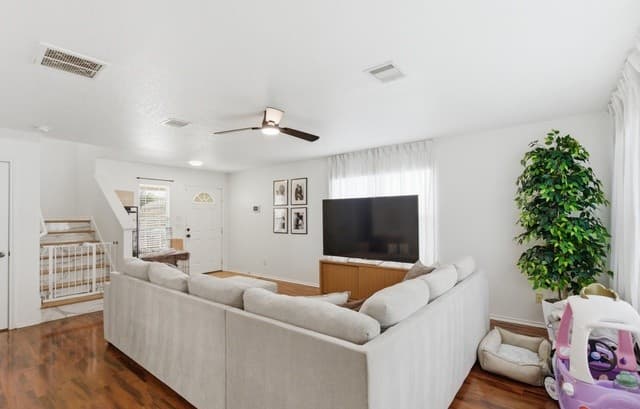 3-bedroom rental at 8822 Mesa Vista in San Antonio, TX — photo 4