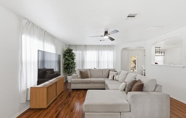 3-bedroom rental at 8822 Mesa Vista in San Antonio, TX — photo 5