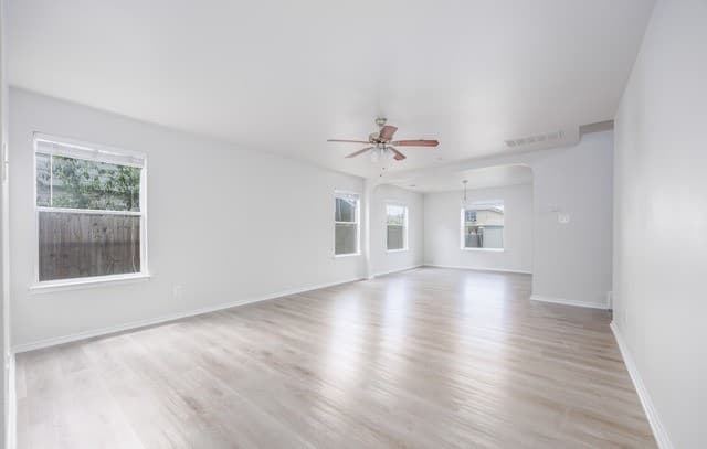 4-bedroom rental at 527 Bridle Rdg in San Antonio, TX — photo 4