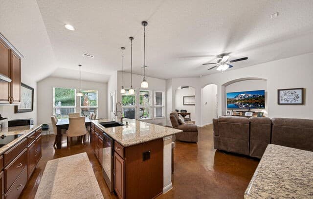 3-bedroom rental at 1001 Oak Park in Schertz, TX — photo 4