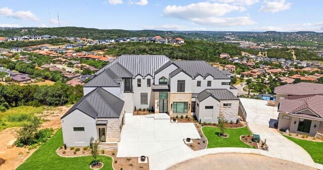 8-bedroom rental at 7011 Bella Rose in San Antonio, TX — photo 3